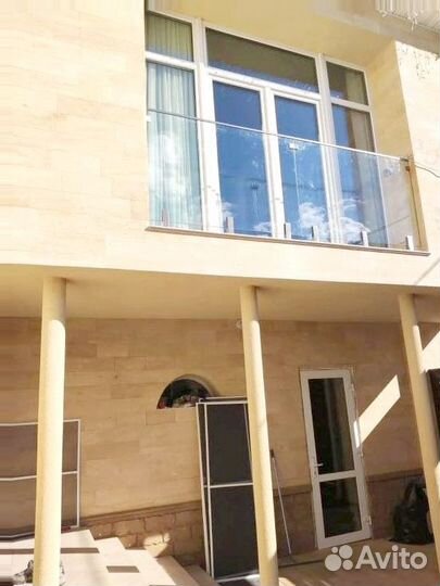 Стеклянные ограждения для лестниц и душевых