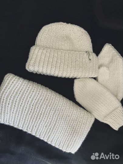 Вязаная шапка, варежки, снуд