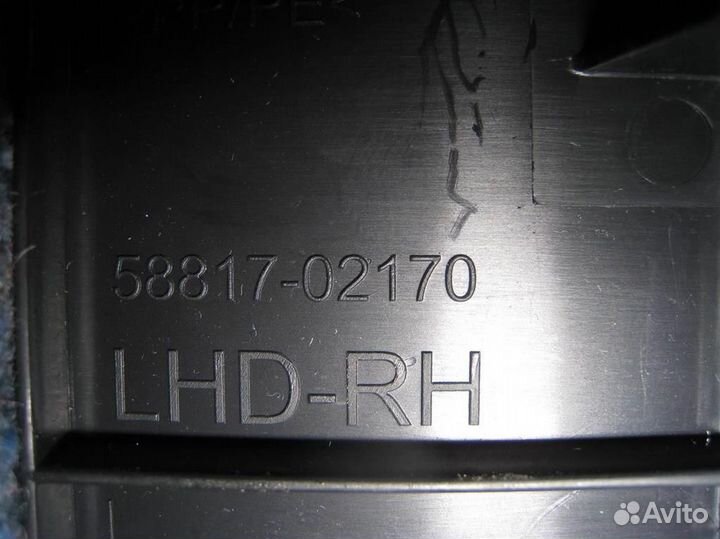 Накладка консоли передняя правая Toyota Auris E18