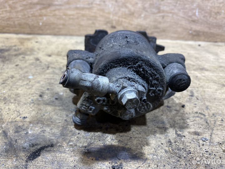 Суппорт передний правый Volkswagen Caddy 3 S134