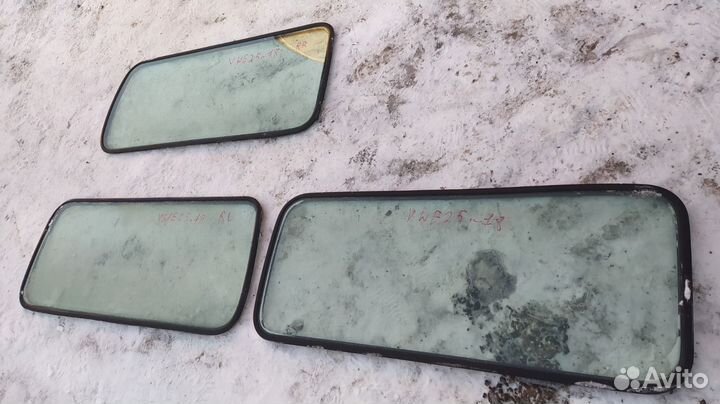 Стекло собачника Комплектом 3 шт Nissan Caravan