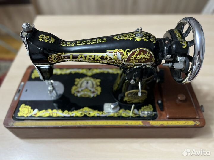 Швейная машина Lark