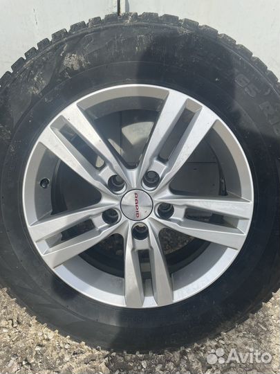 Зимние шипованные колеса Nissan 215/65 16