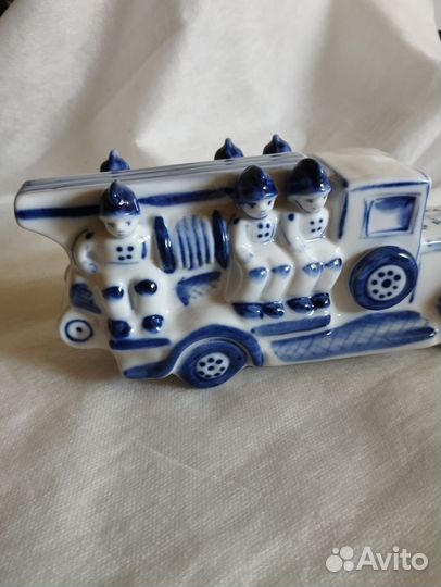 Гжель фарфор Пожарная машина