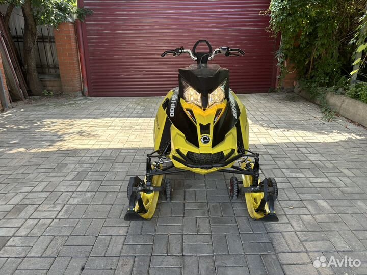 BRP Ski-Doo Summit X T3
