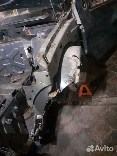 Передняя левая четверть Renault Logan Renault Sand