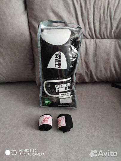 Боксерские перчатки 10 oz+ бинты