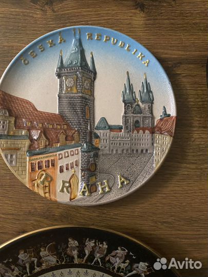 Продаю сувенирные старинные тарелки и статуэтки