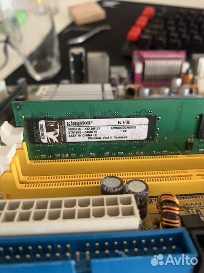 Материнская плата с процессором и памятью