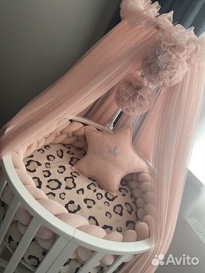 Детская кроватка с маятником