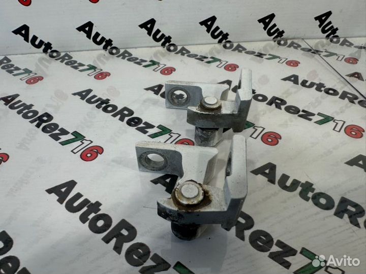 Петля двери передняя левая Volkswagen Polo 5