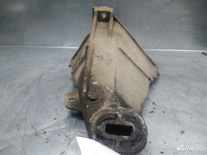 Кронштейн двигателя правый Audi 80/90 B4