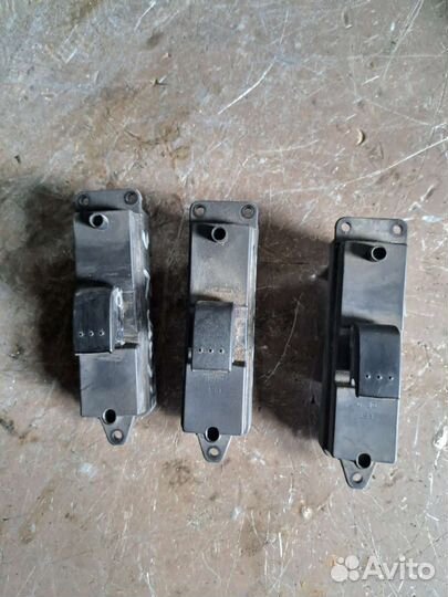 Кнопки стеклоподъемников на Mazda 3