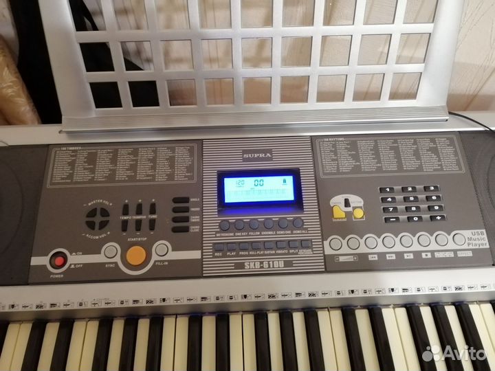 Синтезатор и стойку для синтезатора