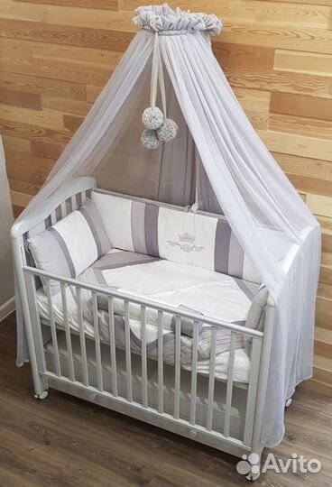 Детская кроватка с маятником и ящиком