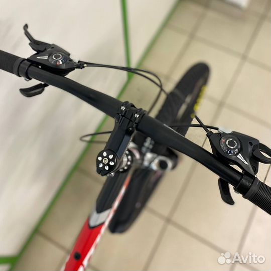 Горный велосипед с литыми черно-красный