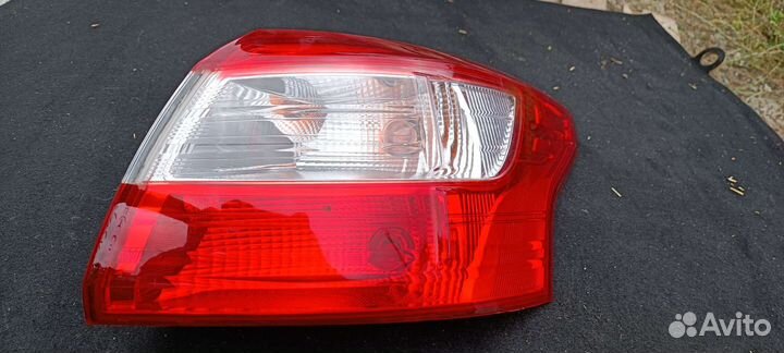 Фонарь правый в крышку багажник Ford Focus 3 седан
