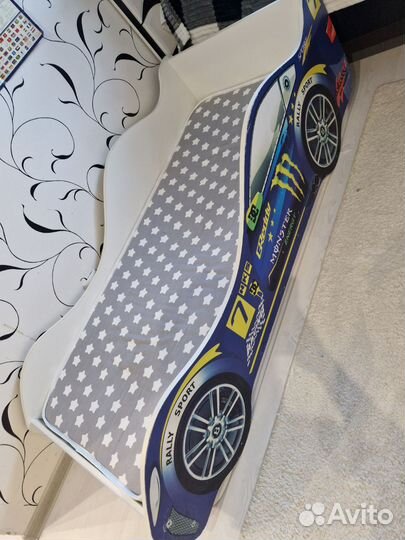 Детская кровать машина