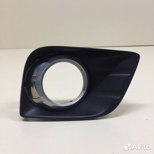 Рамка противотуманной фары правой Toyota Land Crui