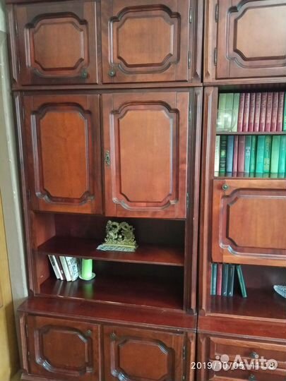 Сервант, шкаф. Дерево натуральное. Красная вишня
