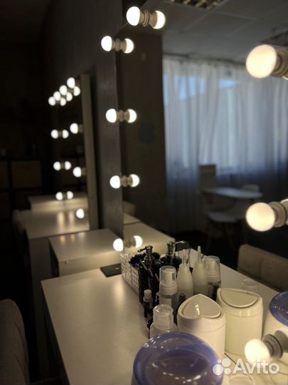 Рабочее место бровиста визажиста мастера маникюра