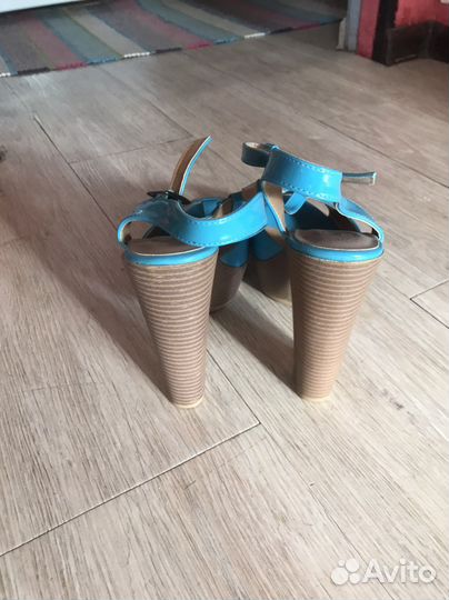 Босоножки новые