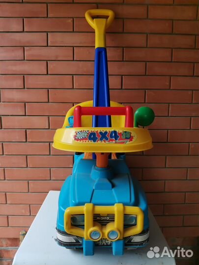 Детская машинка каталка с ручкой