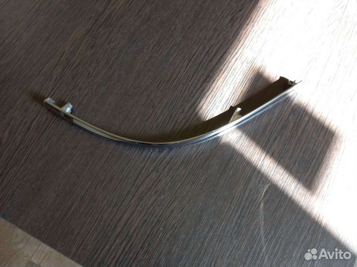 Хром на задний фонарь правый Toyota LC 200 2016