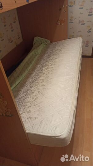 Продам двухъярусную кровать с матрасами