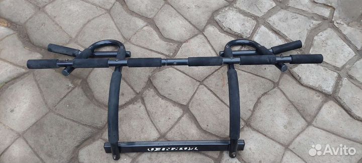 Турник дверной накладной Torneo A900