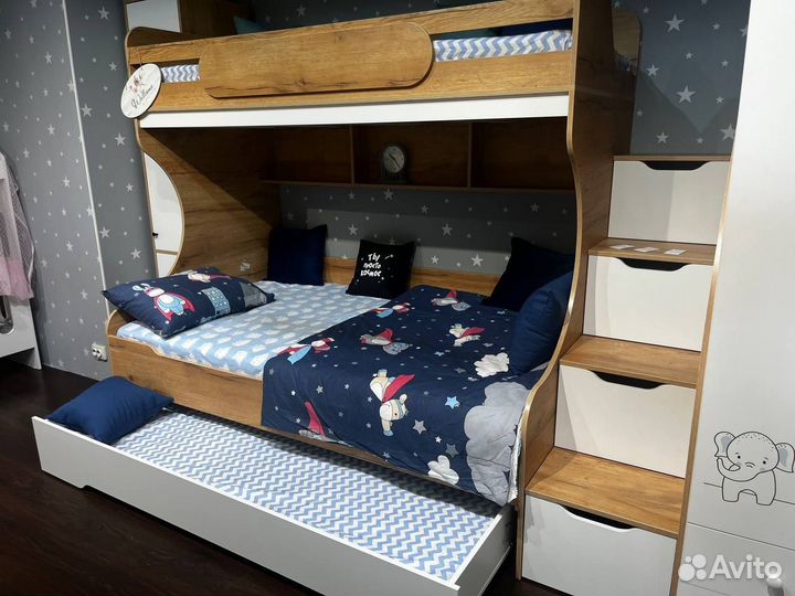 Двухъярусная кровать три спальных места