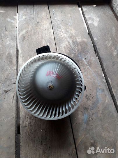 Моторчик печки Мазда демио