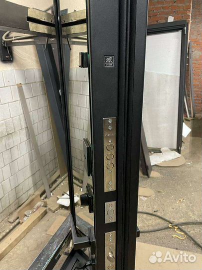 Дверь входная R1 с зеркалом