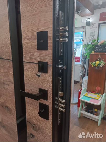 Дверь входная в квартиру