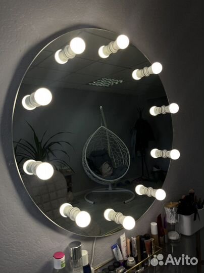 Гримерное зеркало с лампочками