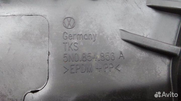 Брызговик правый Volkswagen Tiguan 5N1 cawa 2010