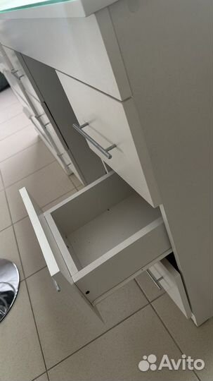 Гримерное зеркало с лампочками и столом