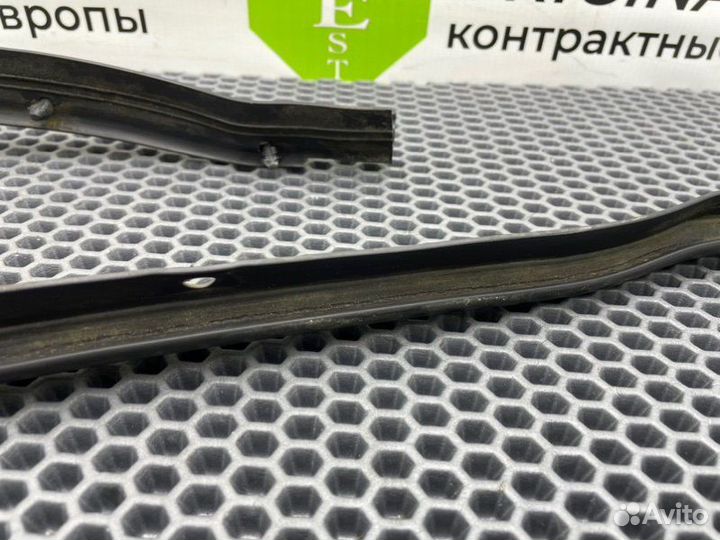 Уплотнительная резинка капота Hyundai H-1 A1 D4CB