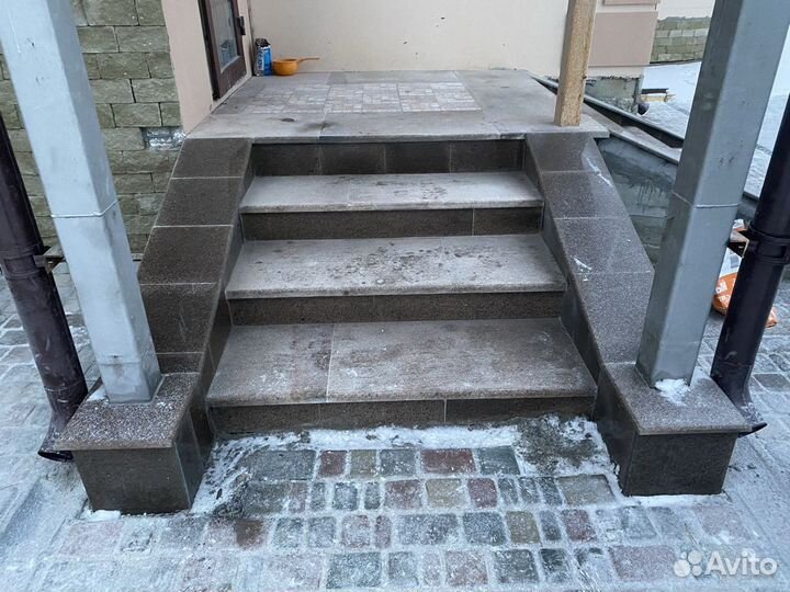 Укладка гранита на фасад/цоколь/входную группу