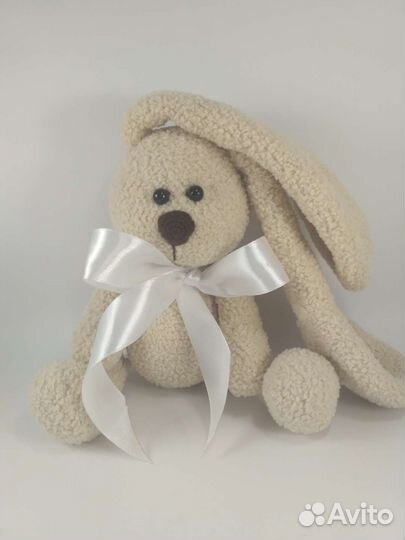 Плюшевый заяц вязаный