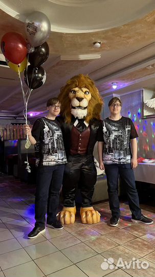 Поздравление от Льва в смокинге