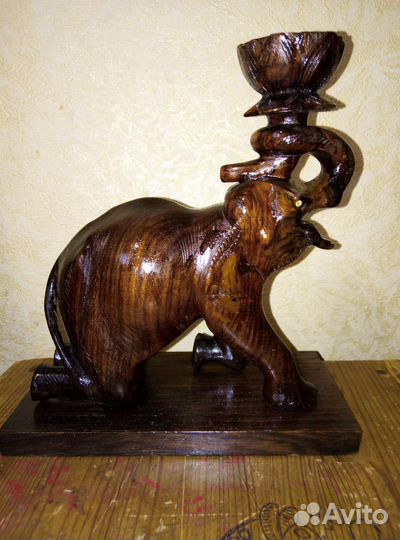 Слон из красного дерева