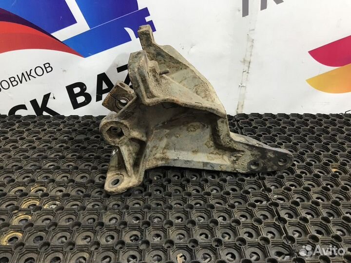 Кронштейн передней рессоры правый Renault Magnum