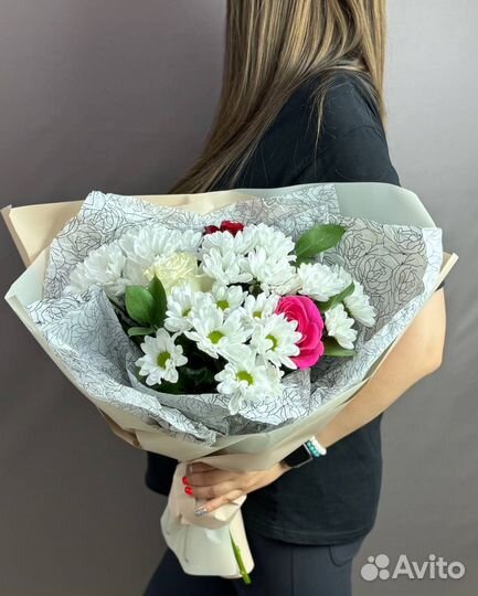 Сборный букет из кустовых хризантем и микса роз S