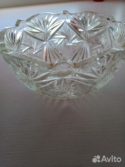 Хрустальные салатники и тарелка