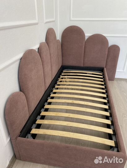 Кровать с мягким изголовьем под заказ