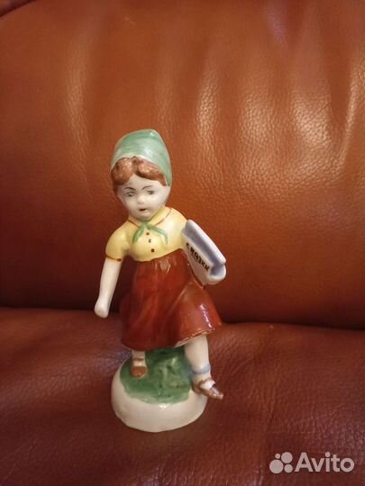 Статуэтка девочка с книгой Бронницы