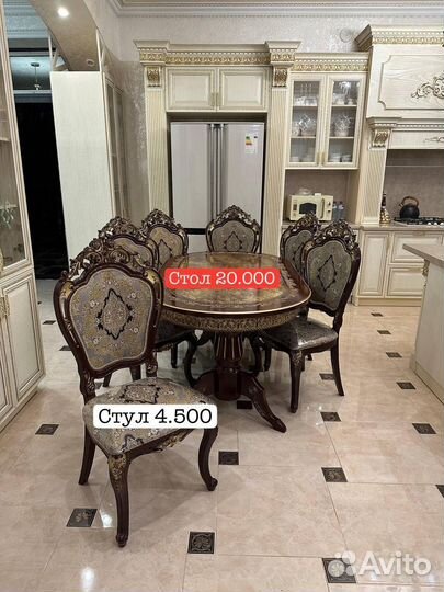 Стол и стулья новые. Кухонный стол
