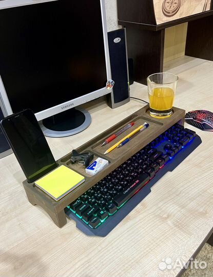 Подставка над клавиатурой