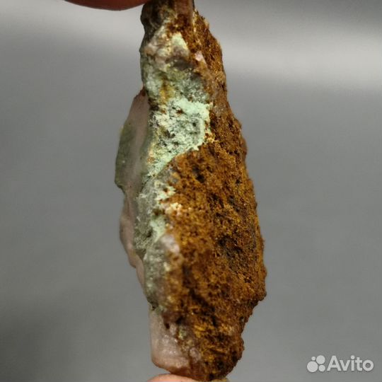 Фуксит и гидрогетит на кварце